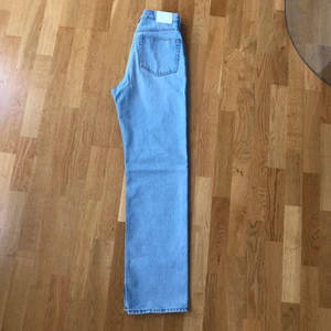 Weekday jeans - Twin jeans från weekday i en jättefin blå färg. Har som en v-cut där fram som gör så att midjan går in superfint. Helt ny då prislappen är kvar men säljer då jag fick hem fel par jeans. Passar mig i längden bra som är 173cm men passar även kortare och längre.
