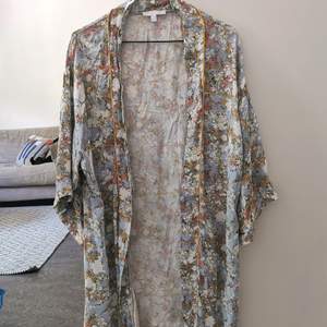 Blommig kimono, köpt på Urban Outfitters. Stl S/M. Använd men fint skick!. Hör av er för mer info eller bilder 🌻
