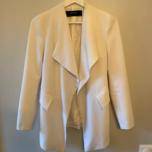 Blazer/kavaj  - Blazer/kavaj från Zara. Använt skick. Nypris 699:- 