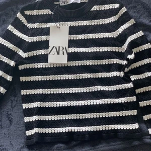 Zara topp - Superfin slutsåld topp från Zara, helt oanvänd pga för liten för mig och kommer därför aldrig till användning. Storlek S✨BUDA!! Från 100kr🌸🌺 Frakt tillkommer.  