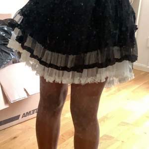 en asball kjol som jag tyvärr måste sälja för att jag helt bytt stil. den är i storlek 36 och har både dragkedja och knapp (se tredje bilden). budgivning ifall flera är intresserade!