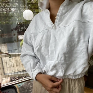 Zip-up tröja - Tröja från Weekday i storlek XS . Bara använd fåtal gånger, så jättefint skick (inga defekter). 90 + frakt 💕