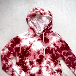 Färgstark hoodie - En super fin hoodie som är av lite tunnare, enklare material. Storlek xxs, men skulle säga att den passar även mindre S och absolut xs. Väldigt stretchigt och skönt tyg med vackert mönster!💗