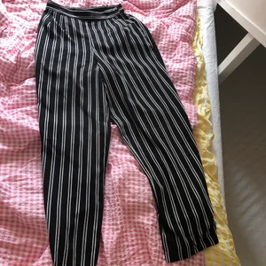 Randiga Byxor från Bikbok - Randiga byxor med resor vid bakmidjan. Härliga och luftiga, normal längd. Storlek S🤍🖤 Används inte pga av för små