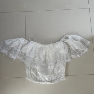 Pinko top - Pinko top/ blus. Stl 36. Vit med spets. Offshoulder. Fint och fräscht skick!