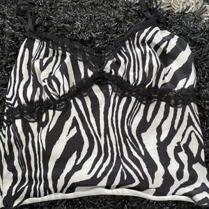 Ett zebra mönstrigt spets linne, typ aldrig använt och är super bra skick 