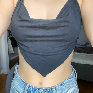 Topp - Säljer denna fina toppen som jag sytt själv då den inte kommer till användning. Det är ett svart stretchigt material. Eftersom jag själv är en S och har gjort måtten ut efter min kropp så säger jag att de är en S men jag tror även folk som är XS kan ha den❤️
