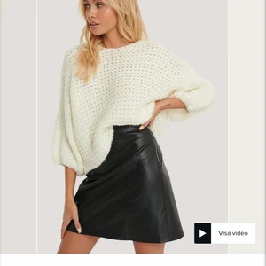 skinnkjol - Säljer denna fina kjol från NA-KD som aldrig är använd då jag inte gillade hur den satt på mig. Väldigt bra skick då den endast är testad. Köptes för 299kr i höstas, skriv privat för egna bilder eller frågor. 