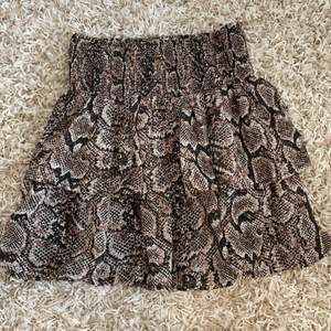 En jättefin volang kjol, säljer pgr av att den inte kommer till användning längre❤️ dm för bättre bilder & frågor! 