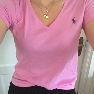Superfin rosa Ralph Lauren T-shirt!! - NYSKICK!! Säljer min superfina rosa Ralph Lauren T-shirt som jag aldrig har använt! Inköpt för ett par år sedan men aldrig använd eftersom jag inte tycker färgen passar på mig. Storlek M men passar även S. 