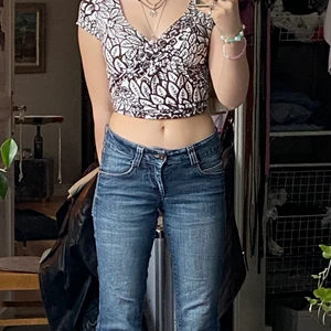 Topp - Super snygg topp jag köp på secondhand. Är uppknuten på första bilden. Köparen står för frakten 