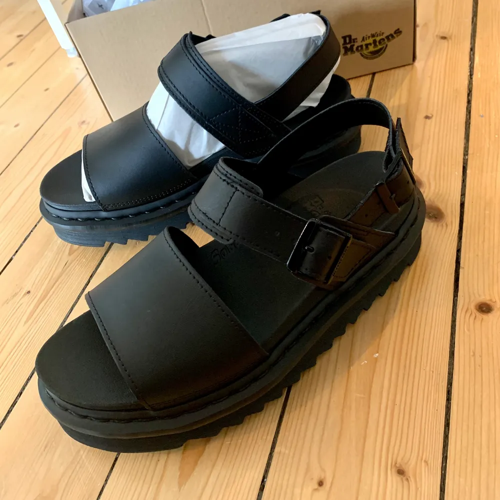 Snygga sandaler från Dr Martens i storlek 39 (UK 6). Helt oanvända.  Beställde fler och har behållit de i rätt storlek, jättesköna!  999 + frakt (kan mötas upp i Göteborg, då dras frakt bort). . Skor.