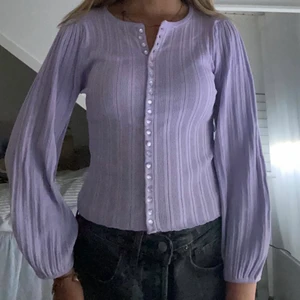 Lila blus - Jätte fin ljus lila blus från Mango. Blusen är nästa aldrig använd. Köparen står för frakt 💓