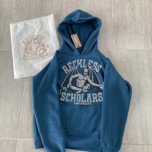 Säljer en helt oöppnad reckless schoolars hoodie då jag råkade beställa 2 st i storlek S❤️