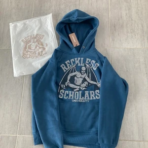Hoodie - Säljer en helt oöppnad reckless schoolars hoodie då jag råkade beställa 2 st i storlek S❤️