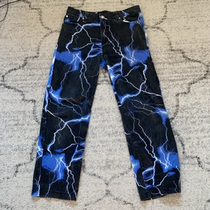 Jaded London - Bue lightning pants - dessa Jaded London byxor är väldigt stylish och coola och sköna, de ger en ganska futuristic och Y2K vibe✨🦋 jag säljer dessa eftersom att de tyvärr inte passar mig nån mer. har använt de ett par gånger men annars så är de i en bra skick och sådant! jag köpte dessa för 800kr från Jaded Londons egna hemsida om ni undrar✨🪐 PRISET KAN DISKUTERAS!✨