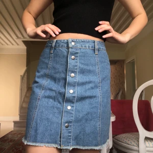 Francescas harper jeanskjol - Jeanskjol från märket Harpers från Francescas i USA 💞 köpt rätt dyrt, runt 400kr.