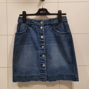 Jeanskjol - Jeanskjol med knappar från H&M i storlek 38. Ej använd då den är för liten för mig 🥰💙 Frakt tillkommer 💕