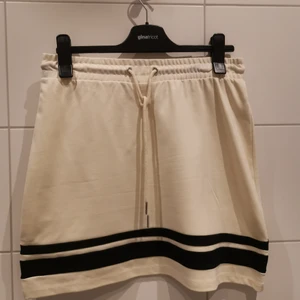 Kjol - Vit kjol med svarta ränder från Monki i storlek M. Fint skick 🥰 Frakt tillkommer💕