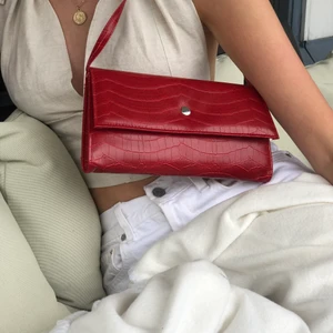 Röd ormskinn väska  - Röd ormskinns väska med silver knapp ⚡️❤️