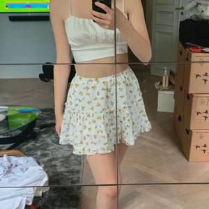 Supersöt kjol!! - Supersöt kjol!! Storlek 36. Säljes då den tyvärr är lite kort på mig. SÅ fin!! ☺️🤍 