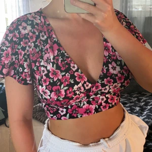 Topp  - Verkligen jättefin topp från H&M, köptes förra året och var verkligen en favorit då. 