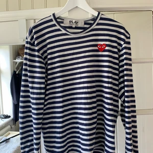 Comme Des Garçons, sweatshirt - Tröja, stl. L, Herr En Comme Des Garçons long sleeve i storlek large, nyskick!  Skickar gärna! 799 kr