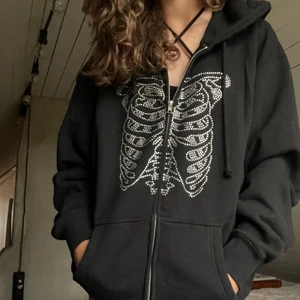 Svart hoodie med rhinestone skelett  - As cool hoodie fick hem den idag, tyvärr alldeles för stor då jag är en XS och beställde en L :/ Hoppas att någon annan kan få bättre användning av den än mig! Skriv privat vid frågor och buda nedan! Alla bud är + frakt <3 (köp direkt för 565 + frakt om ingen budgivning startas)
