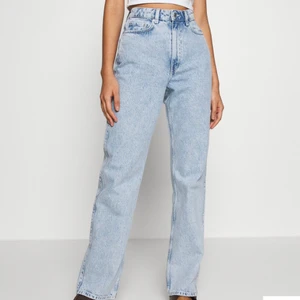 Weekday jeans - Weekday straight jeans i modellen rowe aqua blue. Köpta på plick men var tyvärr för små för mig. Storlek 25/32 men passar 24-25. Nypris 500kr.