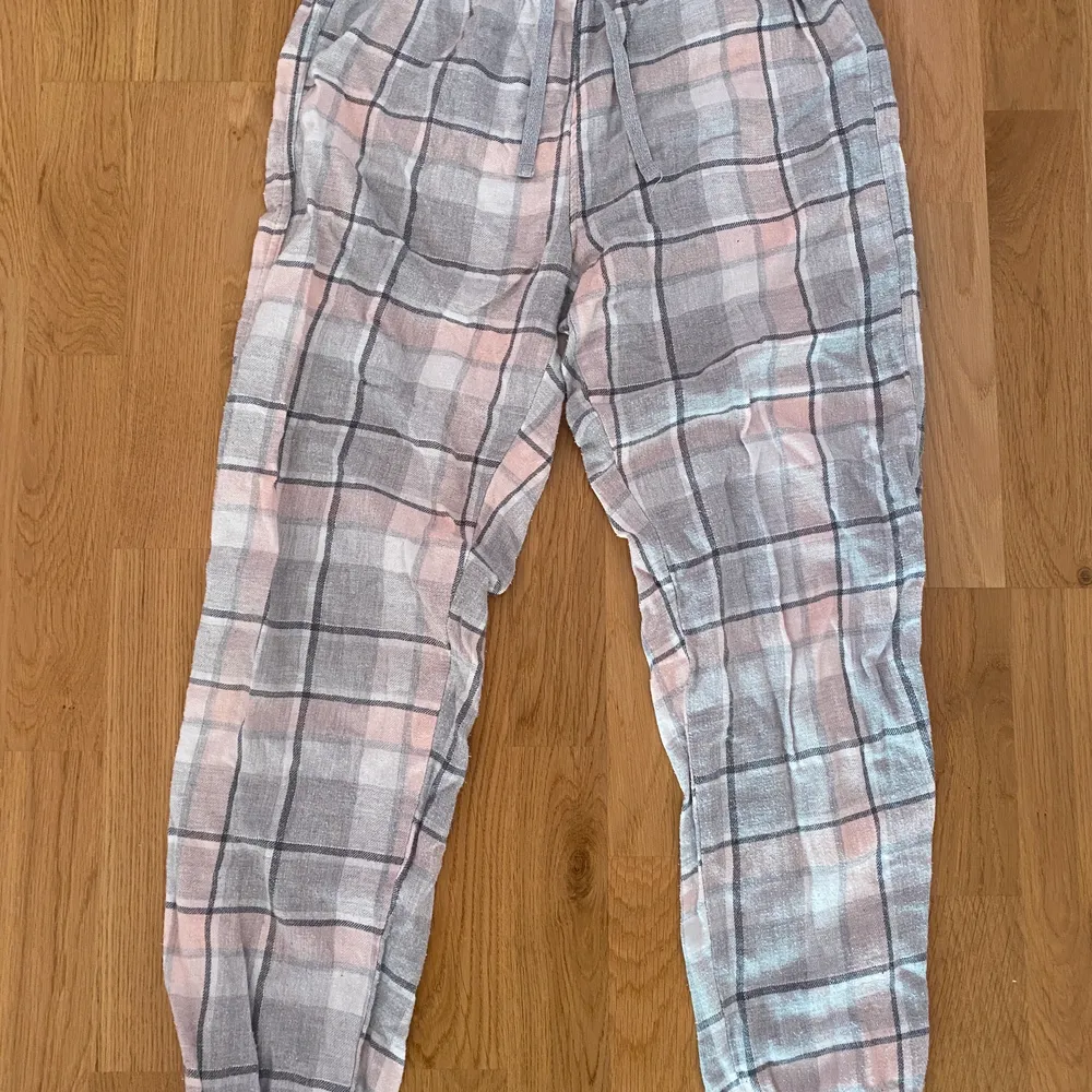mysiga pyjamas byxor från cubus!! säljer för att de är för små och korta på mig! 75kr 💕💕💕. Jeans & Byxor.