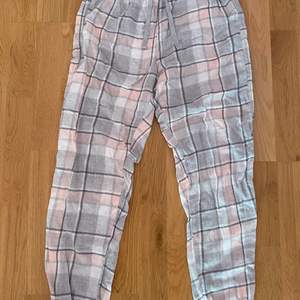 mysiga pyjamas byxor från cubus!! säljer för att de är för små och korta på mig! 75kr 💕💕💕