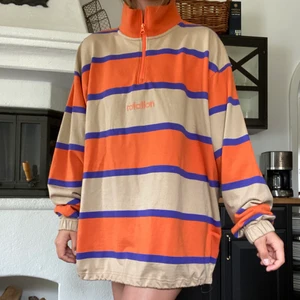 Oversized sweatshirt - Ett klädesplagg från junkyard🥰 köptes här på Plick vid förra julen typ, aldrig använd då det inte blivit så helt enkelt😊 är 157cm och denna går ner till låren på mig (strl LARGE) frakt tillkommer på 79kr📦 