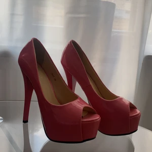 Klackskor - Älska älskar älskar, men köpte försmå skor en gång i tiden så de är aldrig använda. Har ändå hängt med några år ihop om att tro mina fötter kanske krymper 🤣 storlek 38