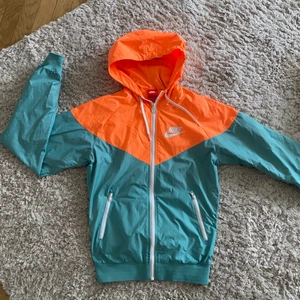 Nike vindjacka - Vindjacka från Nike använd fåtal gånger, är som ny! Storlek xs. Kan mötas upp i Malmö men även frakta, köparen står då för frakten😊