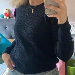 Marinblå stickad tröja🤍 - Säljer denna fina marinblåa stickade tröja🥰 Den är nästintill oanvänd, därav är den i fint skick:) Köptes från Ullared för nåt år sen