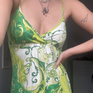 Mönstrad klänning - Går ner till fötterna på mig som e typ 175💖 bra skick