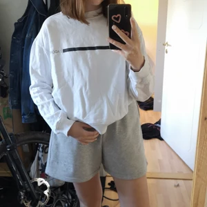 Vit sweatshirt  - Enkel vit sweatshirt från NA-KD, fin och stilren som passar till allt. Inte så fodrad så passar perfekt till sommaren. 