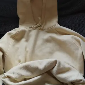 Gul basic hoodie i ett bra skick, typ ett halvår gammal och inte så jätte använd. St M. 150 kr+frakt