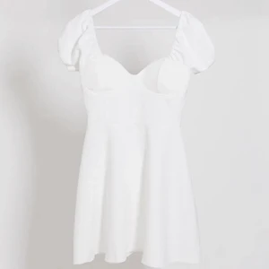 Söt Vit klänning  - Super söt klänning! Köpt här på Plick men den passade inte mig så säljer den vidare. Prislappen är på. Perfekt klänning nu till sommaren!!
