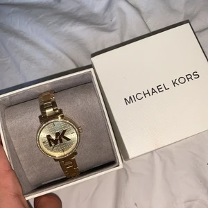 KLOCKA - Klocka från MICHAEL KORS.  plasten sitter kvar på klockan, den är för stor för mig i armbandet och jag känner att det inte riktigt är min stil. I guld med små söta diamanter runt omkring se bild 3. Pris kan diskuteras och all frakt står du som köpare för svårt att sätta exakta priset för frakt men du som köpare kommer få veta exakta pris när jag fraktar iväg paketet, kan även mötas upp i Norrköping/Linköping.