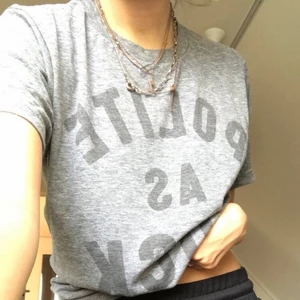 T-shirt - Snygg t-shirt med ett tryck där det står ”polite as fuck” ! Älskar den men säljer då jag behöver pengar. Skriv frågor i dm så svarar jag🤍