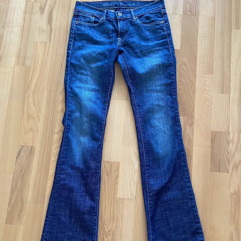 Coola bootcut lågmidjade Levis jeans. Färgen gör sig bäst på första bilden. Supersköna och fina.. Jeans & Byxor.