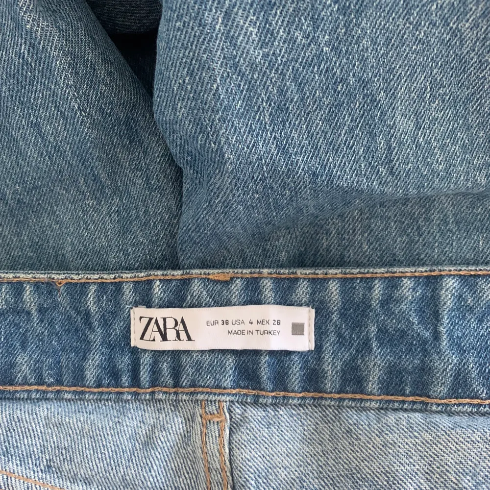 Säljer dessa populära jeans från Zara. Storlek 36, jag på bilden är 170. Fint skick! Frakt 60 kronor tillkommer.. Jeans & Byxor.