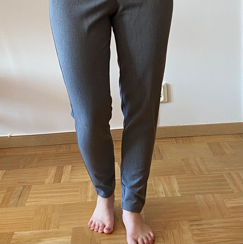 Snygga, mjuka, stretchiga och super bekväma grå dresspants. Bra skick. Tror de är köpt i H&M.. Jeans & Byxor.
