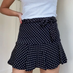 Prickig kjol - Säljer min superfina kjol från Zara i storlek M. Skulle dock säga att den sitter som storlek S då jag annars alltid har S eller XS i kjolar. Kjolen har inbyggda shorts och är så gott som ny då den knappt är använd. Köparen står för frakten💕