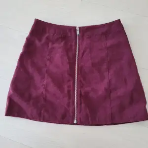 Lila kort kjol från hm i storlek 34 