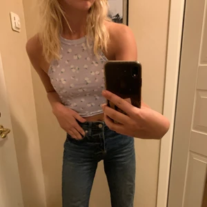 Blommigt linne strl xs - Säljer denna topp i strl xs med blommor💗💗💘! Såååå fin till kjol eller jeans👍🤌