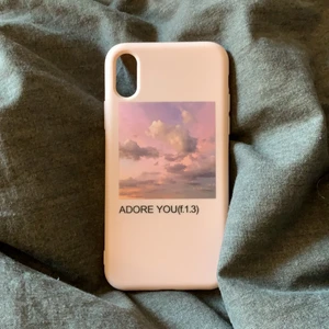 Mobilskal - Säljer detta mobilskal som passar till iPhone xs. Säljer pågrund av att jag köpte fel storlek. Det är aldrig använt och är i bra skick. Mitt pris 10kr och köparen står för frakten💕