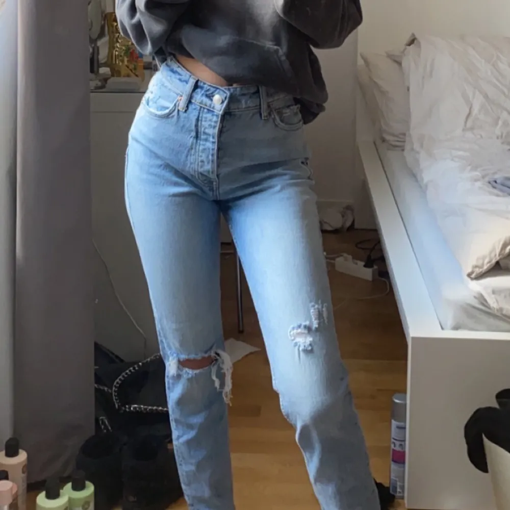 Såå fina jeans från Gina Tricot. Har tyvärr fått väldigt sällan användning av dessa jeans då dem är lite stora i midjan för mig. Säljer dem för 80kr 🥰🥰 Storlek är 34. Jeans & Byxor.