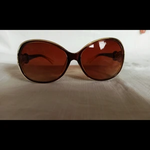 Coffee färgade solglasögon - Fina, feminina solglasögon, sparsamt använda.